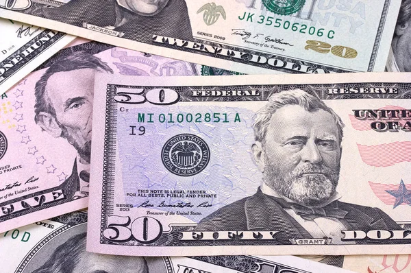 Notas de dólares americanos de diferentes denominações fundo abstrato . — Fotografia de Stock
