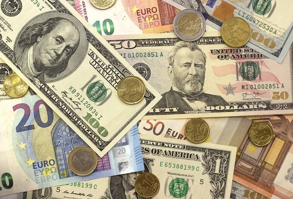 Geld achtergrond Amerikaanse dollars en euro verschillende denominaties. — Stockfoto