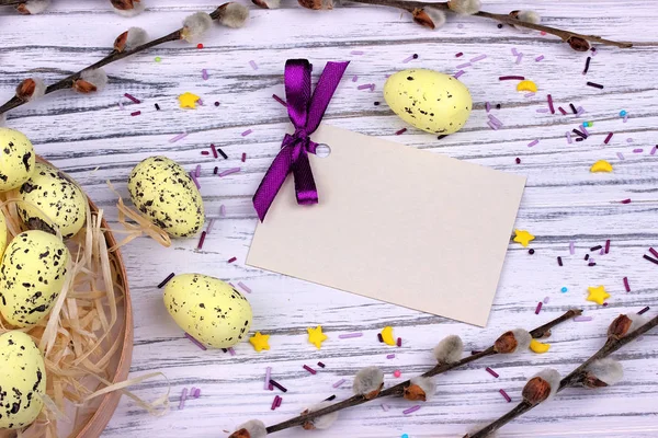 イースターの背景に黄色のイースター卵猫柳枝紫のリボンとテキストのためのスペース. — ストック写真