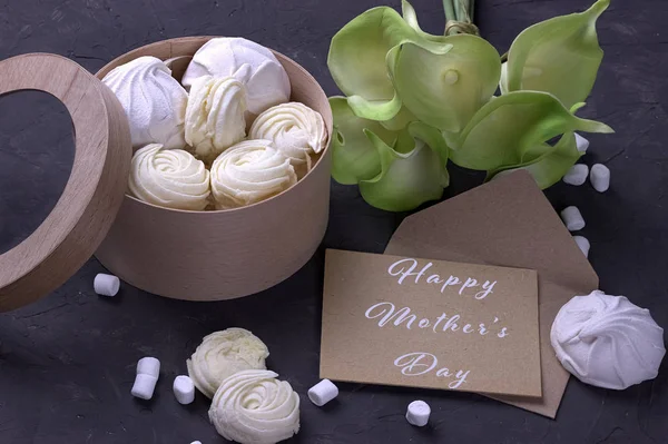 Buquê de calos verdes amarelos com marshmallows em uma caixa redonda de madeira e envelope com letras Feliz Dia das Mães no fundo de concreto cinza . — Fotografia de Stock