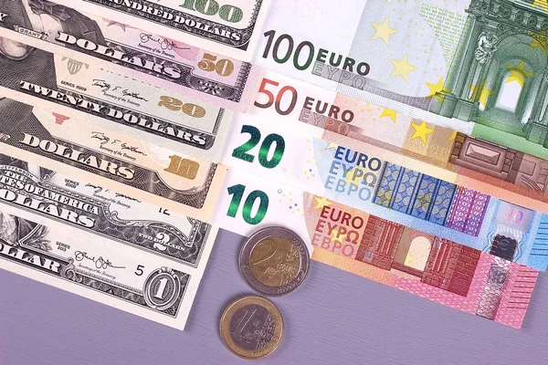 Geld Hintergrund Amerikanische Dollars und Euro verschiedene Stückelungen. — Stockfoto