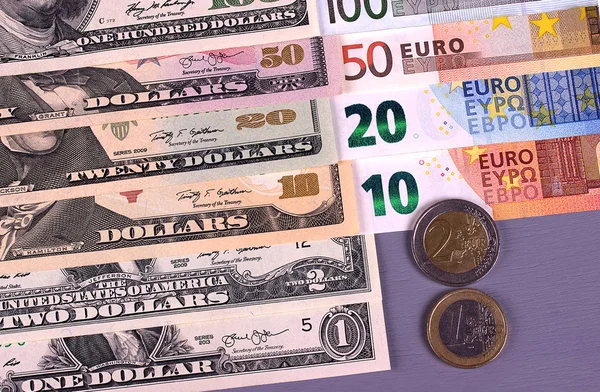 Geld achtergrond Amerikaanse dollars en euro verschillende denominaties. — Stockfoto