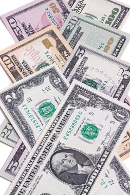 Bize Amerikan Doları para faturaları beyaz arka plan üzerinde izole.