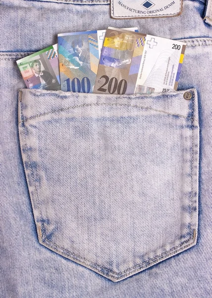 Gros plan des notes suisses dans la poche du jean . — Photo