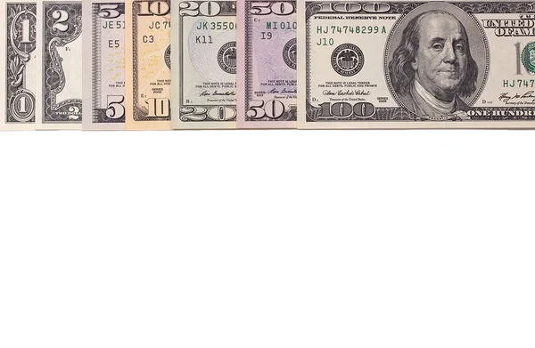 Долларовые купюры США изолированы на белом фоне . — стоковое фото