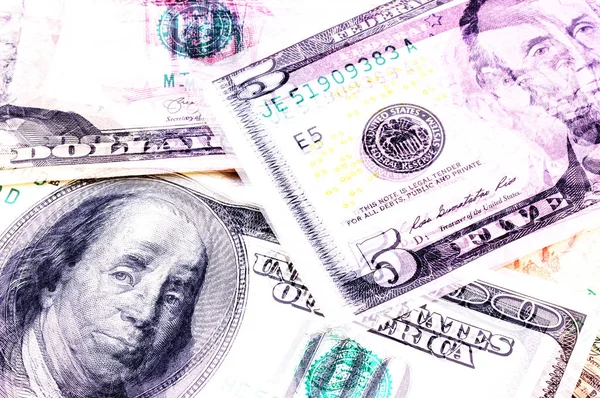 Billetes en dólares abstractos de diferentes denominaciones fondo . —  Fotos de Stock