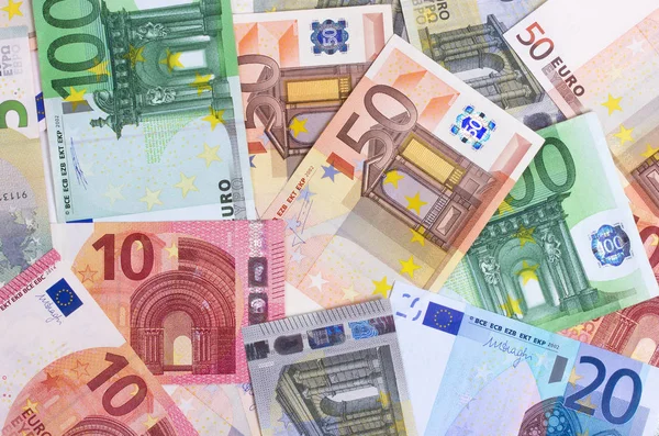 Euro peníze z různých denominací abstraktní pozadí. — Stock fotografie