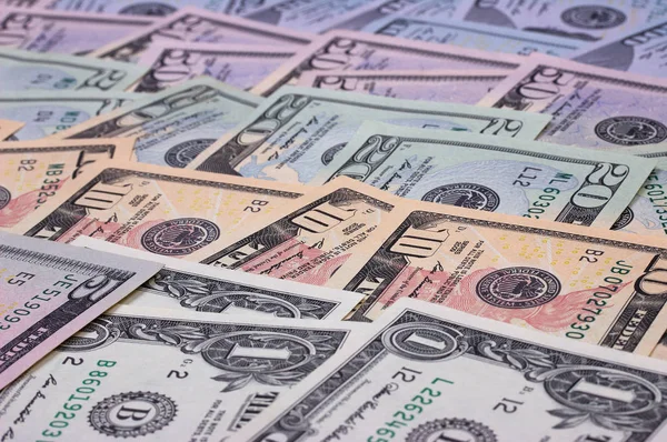 Abstrakt pengar bakgrund oss dollar i olika valörer. — Stockfoto