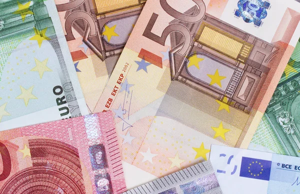 Euro peníze z různých denominací abstraktní pozadí. — Stock fotografie