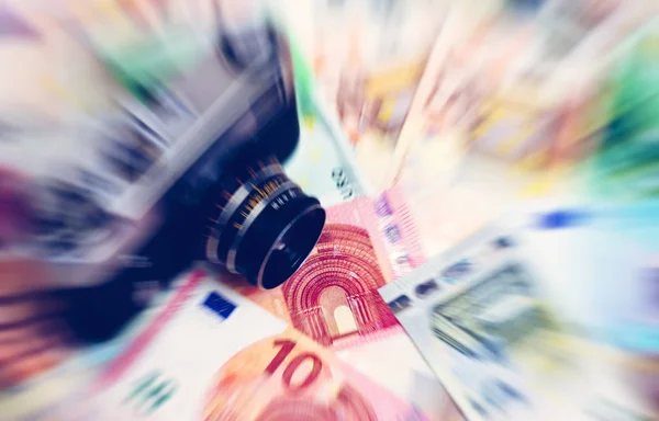 Euro geld van verschillende denominaties en vintage camera blured achtergrond. — Stockfoto