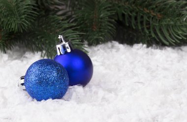 Snowlakes ve Noel topları ile Noel dekorasyon.