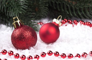 Snowlakes ve Noel topları ile Noel dekorasyon.