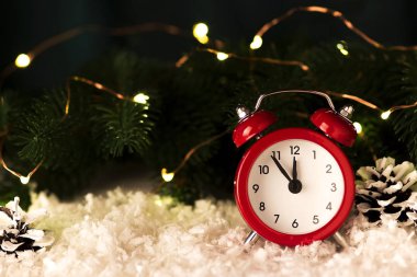 Noel arka plan kırmızı çalar saat kar taneleri ile konisi ve konileri.