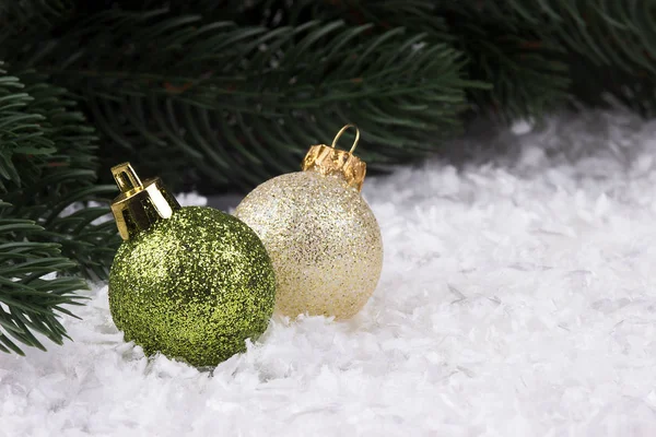 Decoração de Natal com lagos de neve e bolas de Natal . — Fotografia de Stock