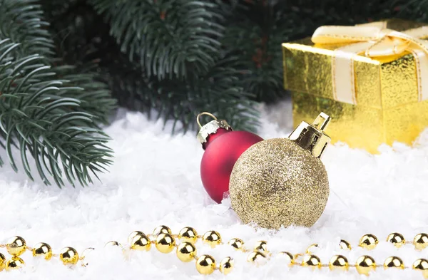 Рождественские украшения из сувенирной коробки со снежными озерами и рождественскими шарами . — стоковое фото