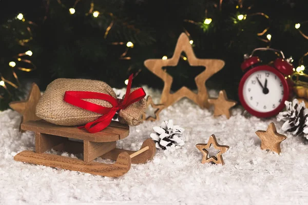 Çalar saat kar taneleri Noel dekorasyonu ile altı köşeli yıldız. — Stok fotoğraf