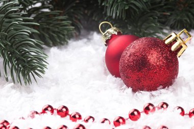 Snowlakes ve Noel topları ile Noel dekorasyon.