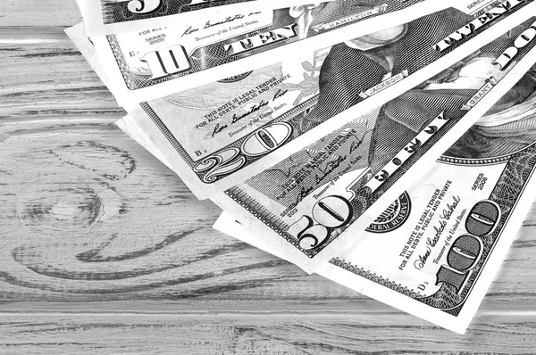 Dollars US sur fond de planche blanche noir et blanc . — Photo