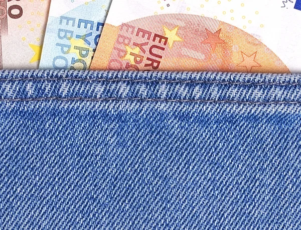 Geld eurobankbiljetten in blue jeans zak. — Stockfoto