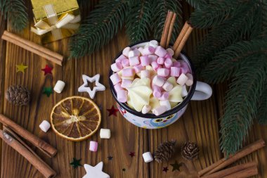 Noel arka plan star, Kupası öğrendiklerinde tarçın kahverengi ahşap masa.