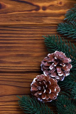Noel dekorasyon koniler köknar kahverengi ahşap zemin üzerinde.
