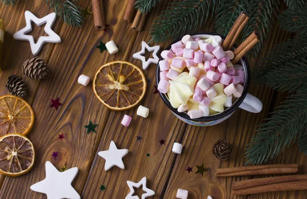 Рождественский фон звезда, чашка зефира коричневый коричневый деревянный стол . — стоковое фото