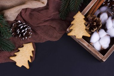 Topları, koni ve köknar şube ile Noel tebrik kartı.