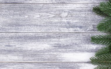 Gri ahşap arka plan christmas dekorasyon yeşil dallarda.
