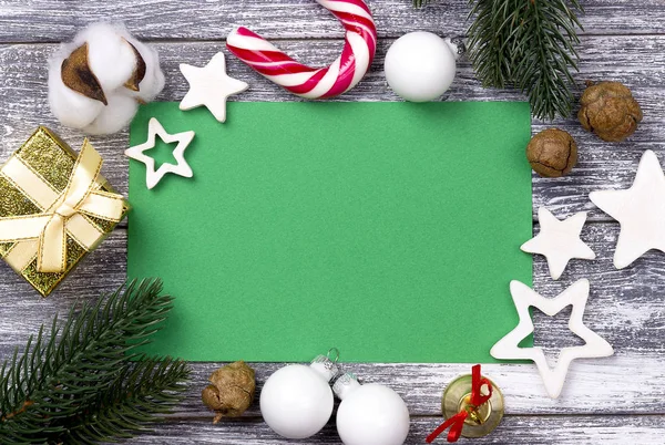 Tarjeta de felicitación verde decoración de Navidad, canela caramelo bastón estrella — Foto de Stock