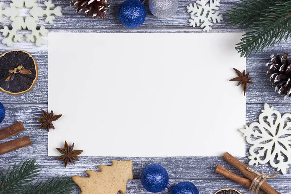 Noel dekorasyon kartı tebrik, beyaz kar tanesi turuncu şeker kamışı gri ahşap arka plan, mavi Noel top.