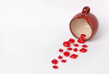 Sevgililer günü arka plan kırmızı Kupası Kupa üzerinde beyaz izole.