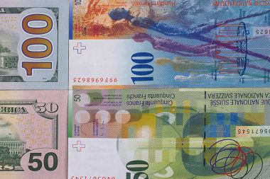 100 Doları 50 İsviçre Frangı para arka plan.