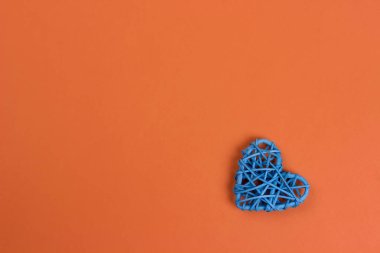 Mavi kalp üzerinde turuncu arka plan, Sevgililer günü.