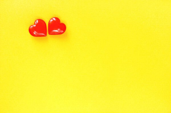 Два желтых сердца на фоне желтого картона
.