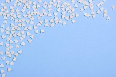 Mavi karton ya da kağıt arka plan beyaz Kalpler.