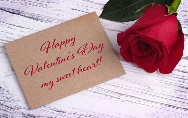 Dia dos Namorados cartão de saudação com rosa vermelha e letras Feliz Dia dos Namorados meu sweatheart . — Fotografia de Stock