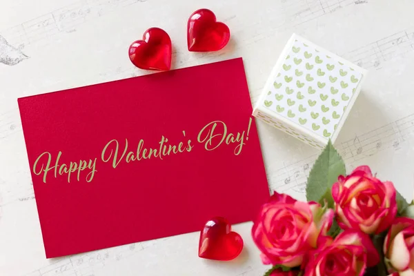 San Valentino biglietto di auguri con rose regalo scatola cuori e scritte Buon San Valentino . — Foto Stock