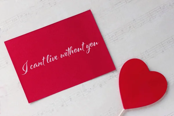 Открытки на день Святого Валентина с красным сердцем на белом бумажном фоне и буквами . — стоковое фото
