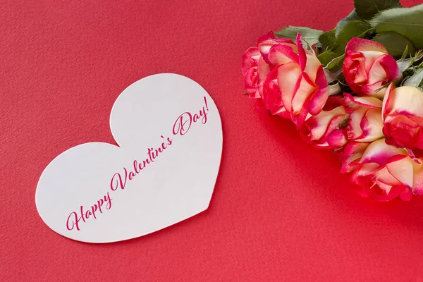 Dia dos Namorados cartão de saudação com corações de rosas e letras . — Fotografia de Stock