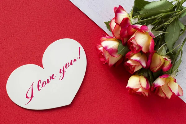 Tarjeta de felicitación del día de San Valentín con corazones de rosas y letras . — Foto de Stock