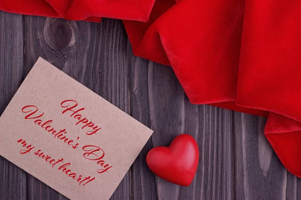 Dia dos Namorados cartão de saudação com coração vermelho e letras . — Fotografia de Stock