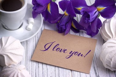 Sevgililer günü tebrik kartı Iris mor çiçek kahve Kupası hatmi ve yazı.