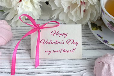 Sevgililer günü tebrik kartı beyaz peonies çay Kupası öğrendiklerinde ve yazı ile.