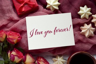 Sevgililer günü tebrik kartı güller kırmızı hediye kutusu ve yazı ile.