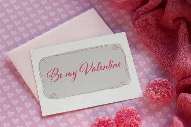 Sevgililer günü tebrik kartı kırmızı marmelat yazı ile.