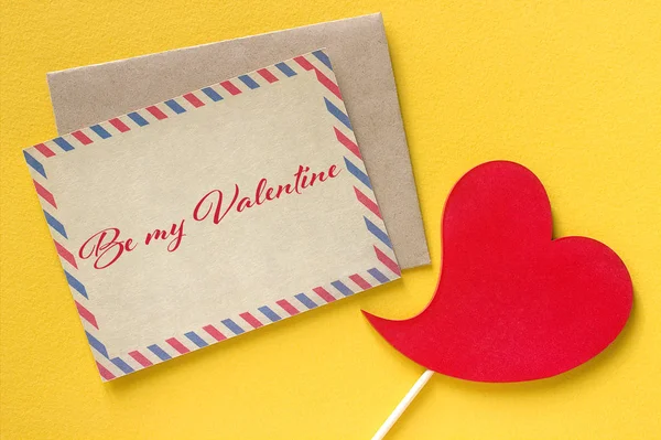 San Valentino biglietto di auguri rosso cuore giallo sfondo . — Foto Stock