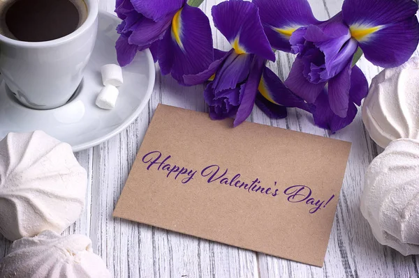San Valentino biglietto di auguri iris viola fiore tazza di caffè marshmallow e lettering . — Foto Stock
