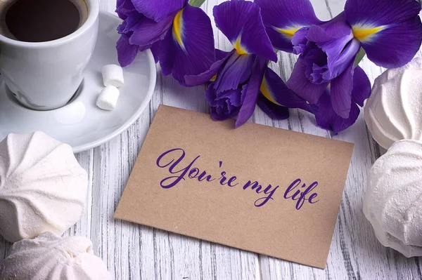 Ημέρα του Αγίου Βαλεντίνου ευχετήριες κάρτες ίριδα μωβ λουλούδι καφέ φλιτζάνι marshmallow και γράμματα. — Φωτογραφία Αρχείου