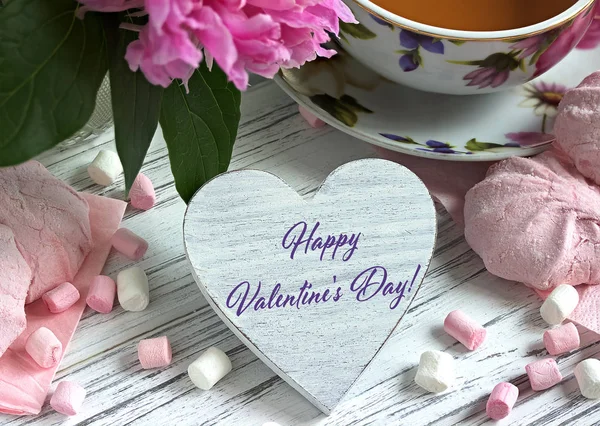 Dia dos Namorados cartão de saudação com peônias rosa xícara de chá marshmellow e letras . — Fotografia de Stock