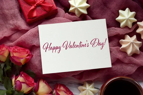 Dia dos Namorados cartão de saudação com rosas caixa de presente vermelho e letras . — Fotografia de Stock